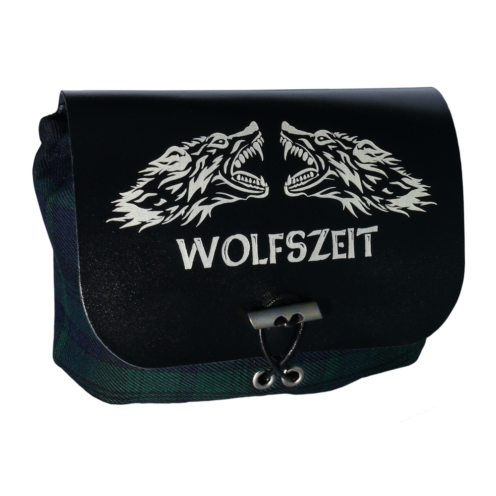 grüne Kilttasche -Wolfszeit- mit schwarzem Leder und weißer Gravur
